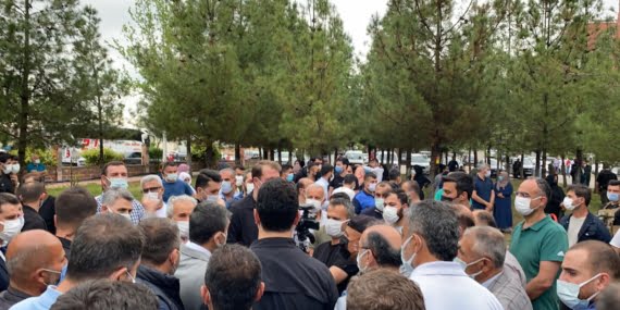 Vali Şahin ile Görüşen Site Sakinleri: Ağaçlar Kesilmeyecek