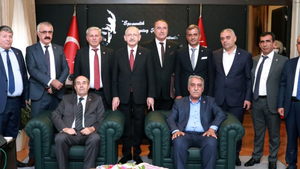 Batmanlılara rozeti Kılıçdaroğlu taktı
