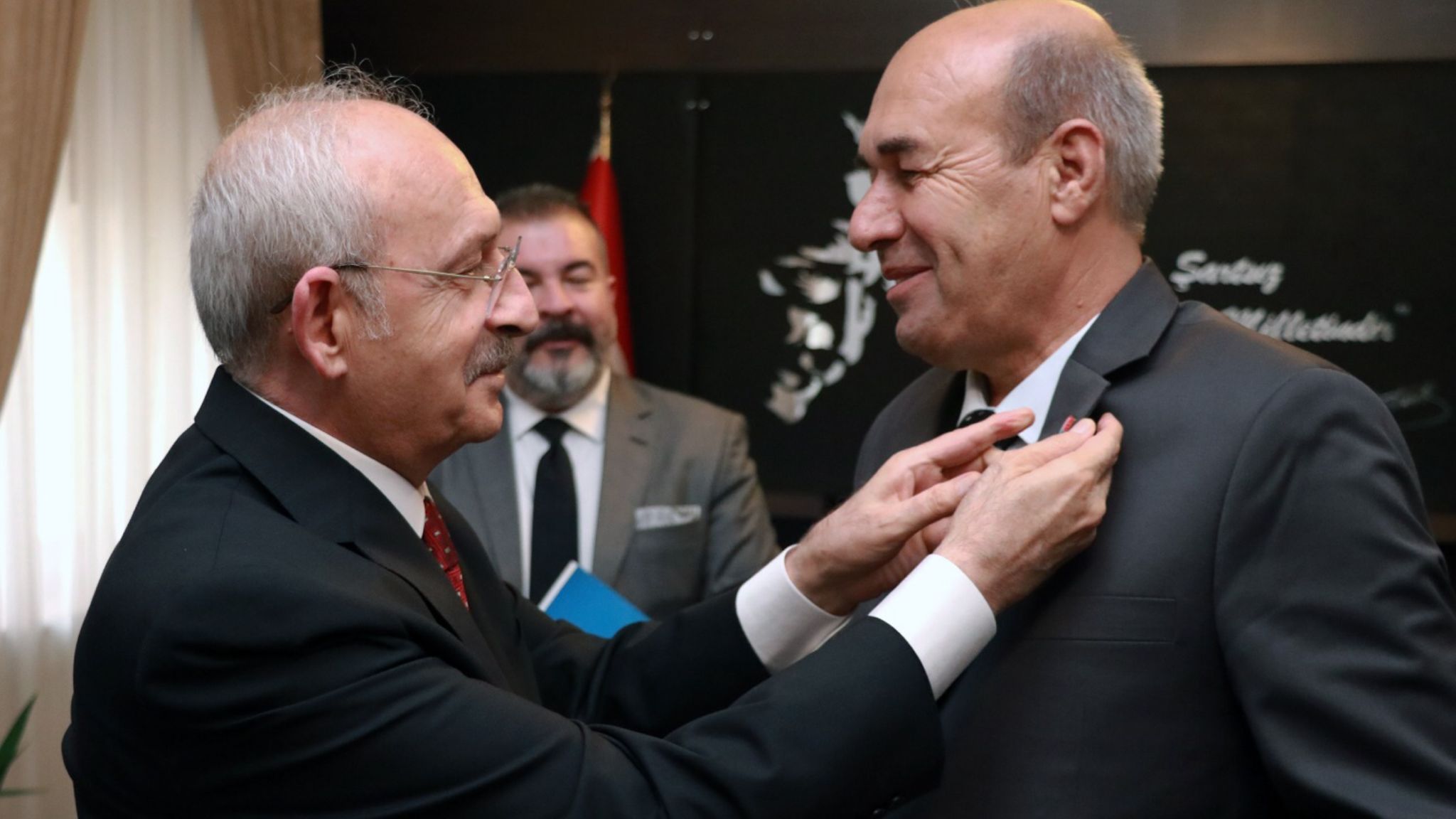 Batmanlılara rozeti Kılıçdaroğlu taktı
