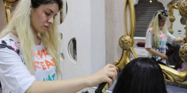 GELİN BAŞI ÜCRETİNİ ÇOK BULAN DAMAT VE YAKINLARI KUAFÖRE SALDIRDI SALDIRI ANI GÜVENLİK KAMERALARINA YANSIDI GÖRÜNTÜLER DEHŞETE DÜŞÜRDÜ