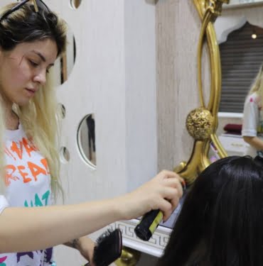 GELİN BAŞI ÜCRETİNİ ÇOK BULAN DAMAT VE YAKINLARI KUAFÖRE SALDIRDI SALDIRI ANI GÜVENLİK KAMERALARINA YANSIDI GÖRÜNTÜLER DEHŞETE DÜŞÜRDÜ