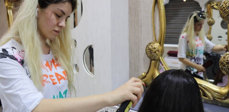 GELİN BAŞI ÜCRETİNİ ÇOK BULAN DAMAT VE YAKINLARI KUAFÖRE SALDIRDI SALDIRI ANI GÜVENLİK KAMERALARINA YANSIDI GÖRÜNTÜLER DEHŞETE DÜŞÜRDÜ