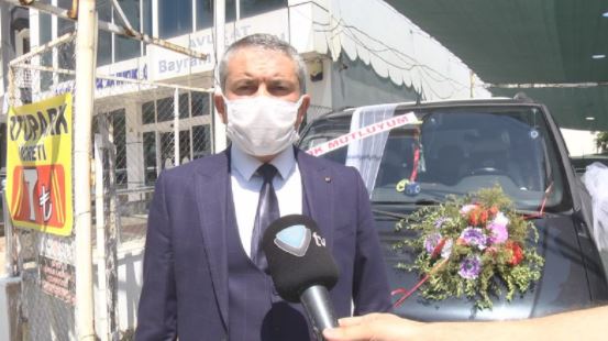 Boşanma davasına aracını gelin arabası gibi süsleyerek gitti