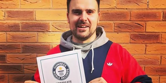 5 bonibonu üst üste koyarak Guinness rekorlar kitabına girmeyi başardı