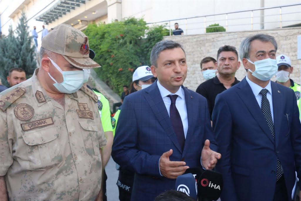 Batman'da sürücülere kask dağıtılarak, tedbirlere dikkat çekildi