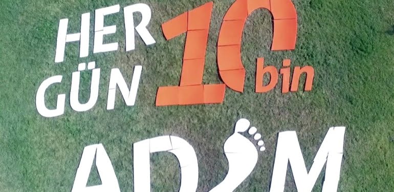 BİN ÖĞRENCİ “HER GÜN 10 BİN ADIM” LOGOSU OLUŞTURDU