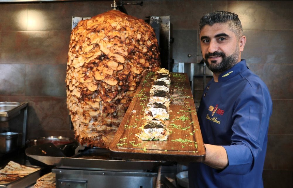 Bu tavuk döner altın kaplamalı Bu tavuk döner altın kaplamalı