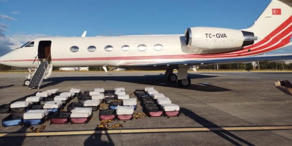 Brezilya’da bir Türk jetinde onlarca çanta dolusu kokain ele geçirildi