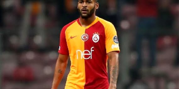 Galatasaraylı oyuncu maç ortasında takım arkadaşına yumruk ve kafa attı