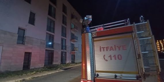 Diyarbakır’da bir kişi evini ateşe verip kapıyı kilitledi