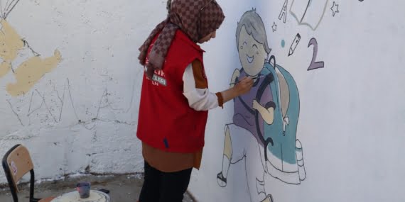 Gençler, okul duvarını boyadı