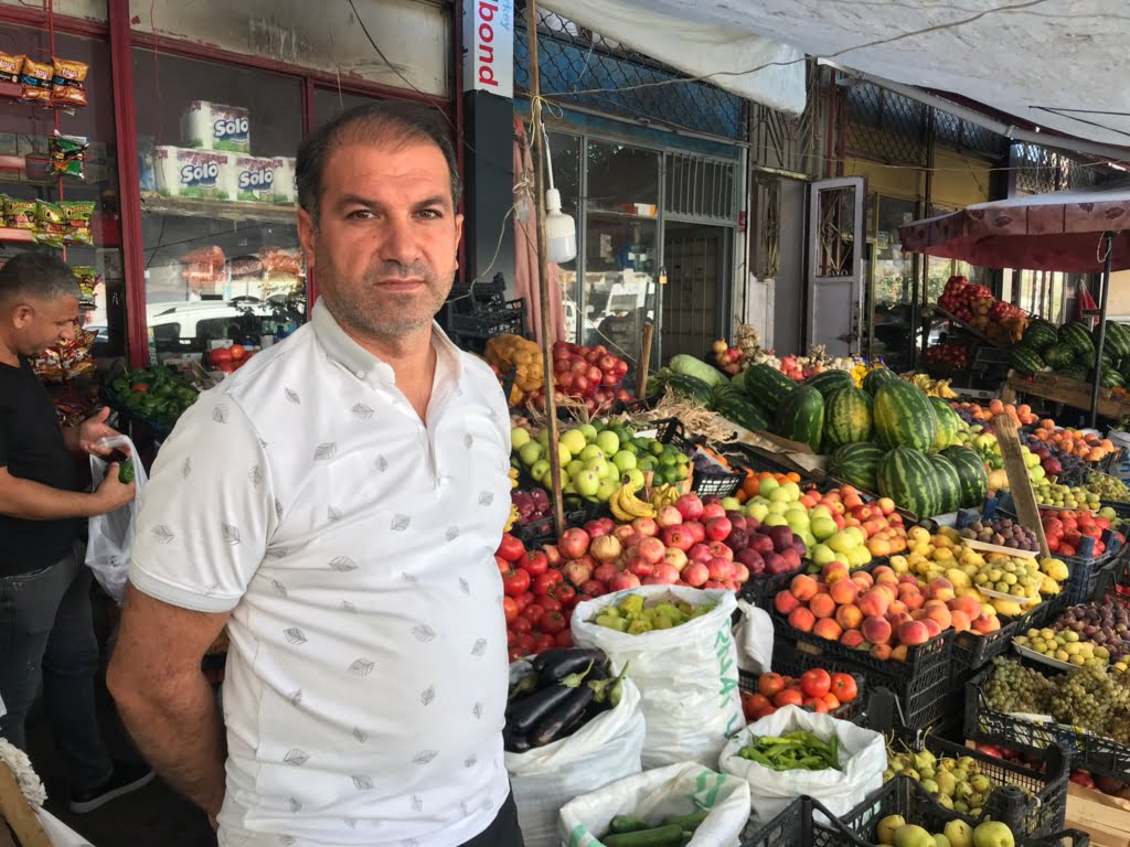 Ahmed Arif bulvarında bulunan meyvecilerden çatı çağrısı