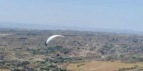 Kozluk'ta yamaç paraşütü yapıldı Kozluk’ta yamaç paraşütü yapıldı