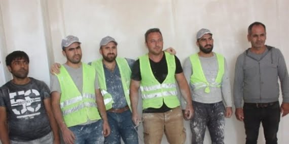 Okul Müdürü öğrencilerine ayakkabı alabilmek için amelelik yapıyor