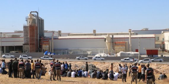 Sendikalı oldukları için işten atılan 300 işçi fabrika önündeki bekleyişini sürdürüyor