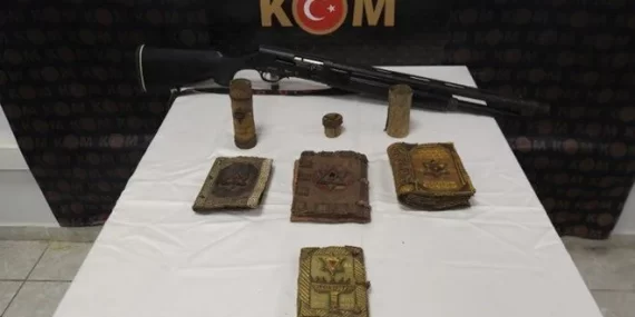 Mardin'de altın işlemeli 5 adet bin yıllık Tevrat bulundu Mardin’de altın işlemeli 5 adet bin yıllık Tevrat bulundu