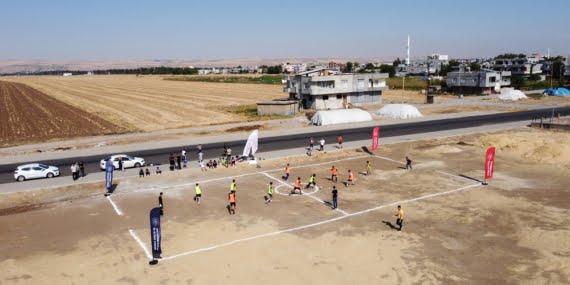 Sokakta eski usul futbol maçı düzenleniyor