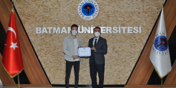 Üniversite’nin Mottosunu Belirleyen Öğrenciye Rektör’den Teşekkür Belgesi