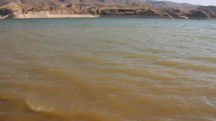 Hasankeyf'te 5 aydır atık sular gölete dökülüyor Hasankeyf'te 5 aydır atık sular gölete dökülüyor