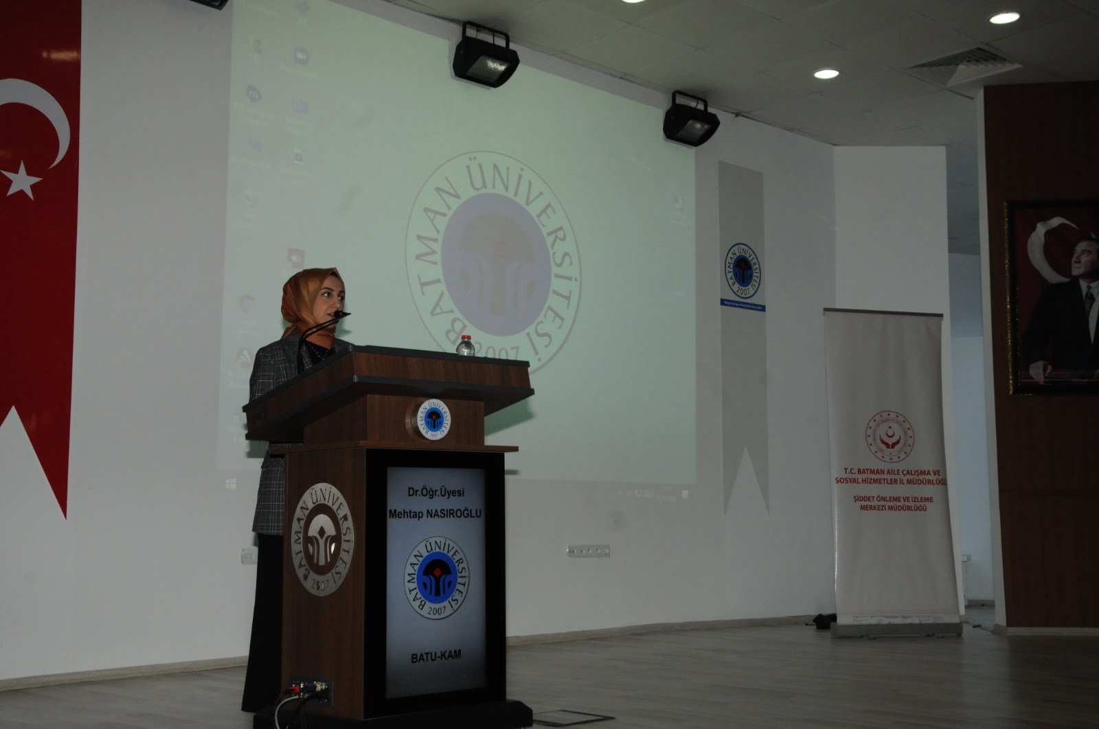 Batman Üniversitesi'nde kadına yönelik şiddet konulu konferans