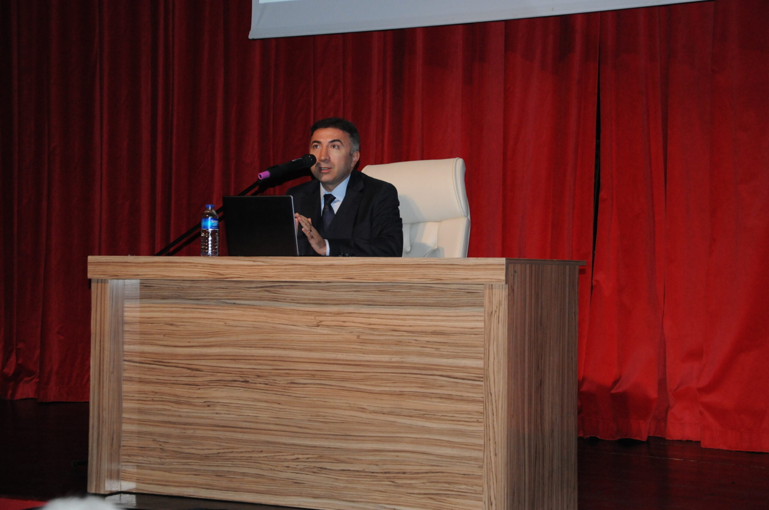 Öğretmenlere "Yurt Dışında Burslu Eğitim Olanakları" konulu seminer