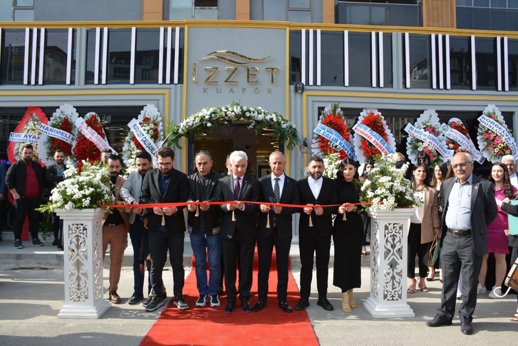 İzzet Kuaför yeni yerinde daha iddialı