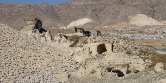Hasankeyf’te suların çekilmesi ile ortaya çıkan yapılar yıkılıyor