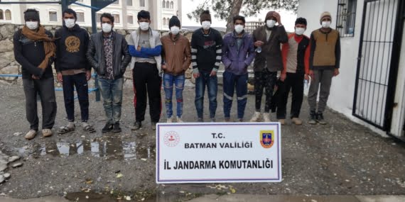 Kozluk'ta 10 Pakistanlı yakalanırken, 2 organizatör tutuklandı Kozluk’ta 10 Pakistanlı yakalanırken, 2 organizatör tutuklandı