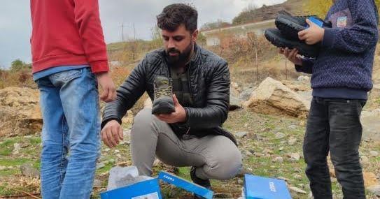 Sason’da köy köy gezerek çocukları mutlu ediyorlar