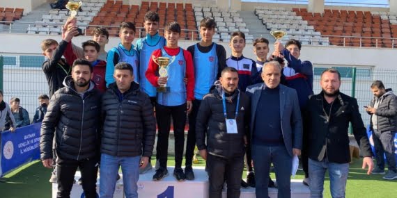 Batman’da düzenlenen ‘Atatürk Kır Koşusu’na 19 kategoriden 300 sporcu katıldı