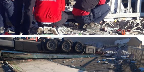 Batman Diyarbakır karayolunda gıda yüklü tır devrildi: 2 yaralı