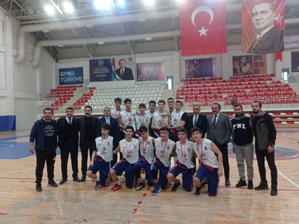 Liseler arası basketbol turnuvasında renkli final