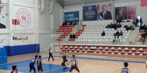 Liseler arası basketbol turnuvasında renkli final