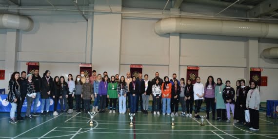 Dart turnuvasında şampiyon Yunus Emre Anadolu Lisesi kız öğrencileri oldu