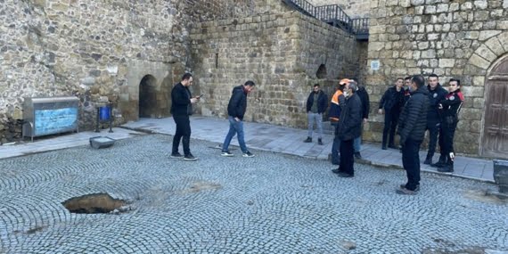 Tarihi kaleyi gezen kadın define arayan kişilerin tüneline düştü