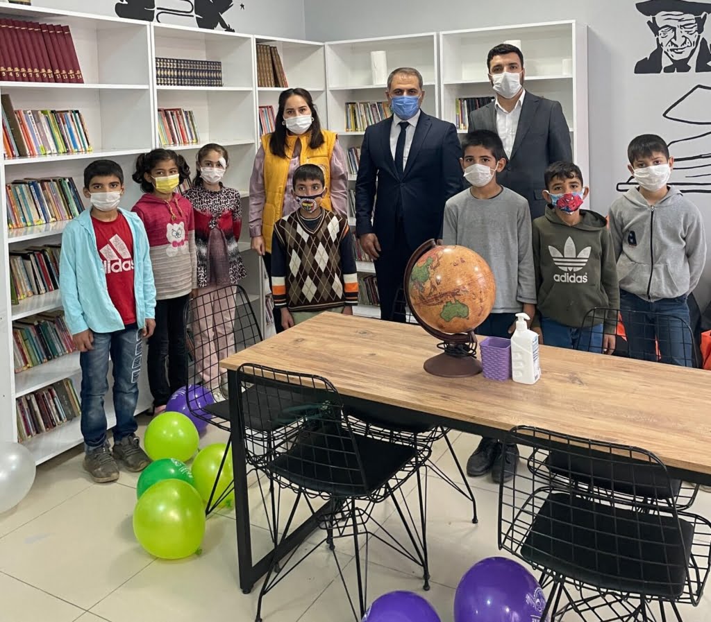 Gercüş'te öğrencilere kışlık bot hediye edildi