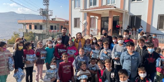 Gercüş’te öğrencilere kışlık bot hediye edildi