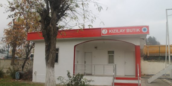 Kıyafet ihtiyacı olan öğrencilere Kızılay Butik desteği