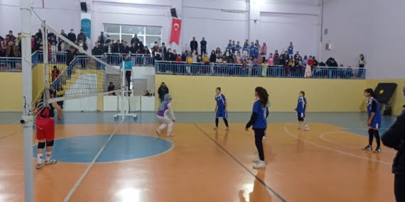 150 genç kız öğrencinin katıldığı voleybol müsabakaları sonra erdi