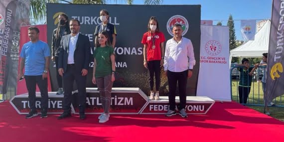 Petrolspor atletizm takımı kupaları topladı