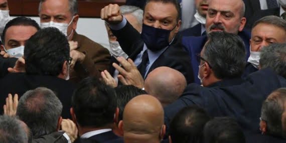 Mecliste vekiller arasında yumruklu kavga