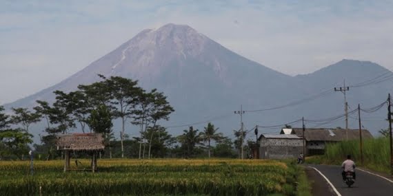 Endonezya Semeru Yanardağı’nda alarm seviyesi yükseltildi