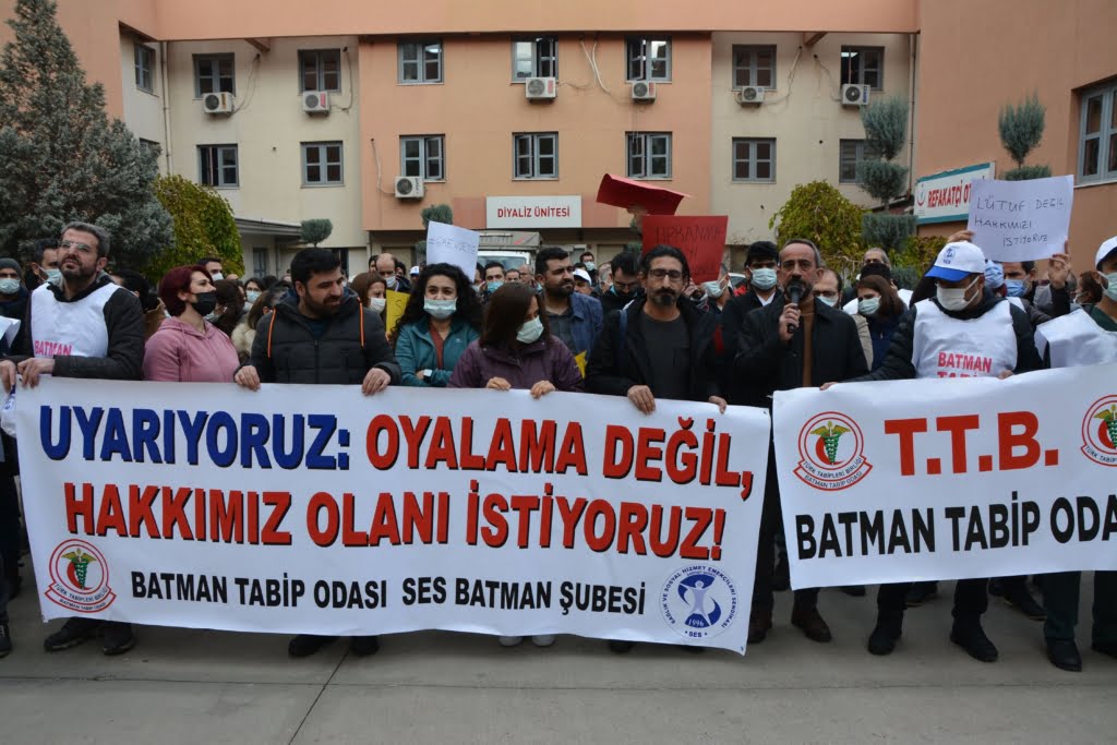 Batman'da hekimler özlük hakları için bir günlük grevde Batman'da hekimler özlük hakları için bir günlük grevde