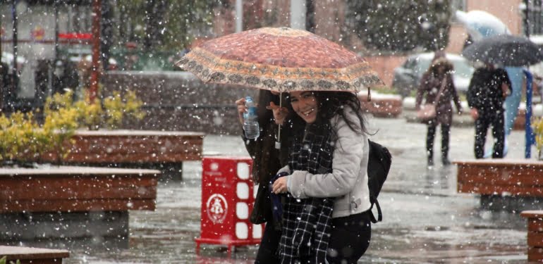 BOLU'DA KAR YAĞIŞI KENT MERKEZİNDE ETKİLİ OLDU
