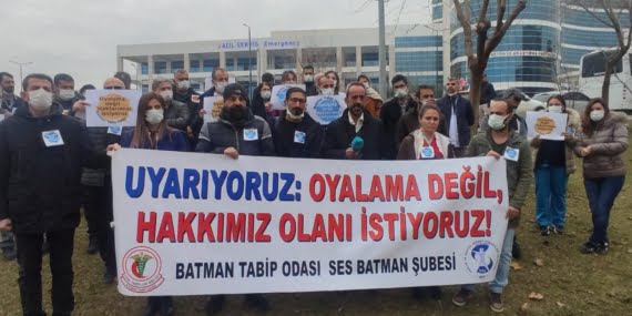 Tabip Odası ve SES’ten hastane önünde açıklama: Vazgeçmiyoruz! Oyalama Değil, Hakkımızı İstiyoruz!