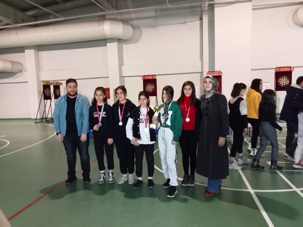 Yıldız Kızlar Dart turnuvasının şampiyonu Hürriyet Ortaokulu oldu