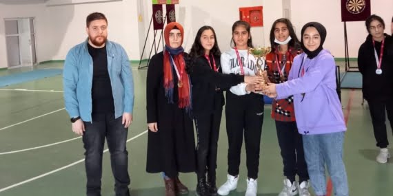 Yıldız Kızlar Dart turnuvasının şampiyonu Hürriyet Ortaokulu oldu
