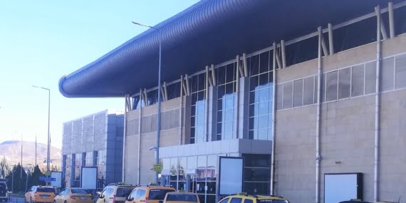 Havalimanında bulunan taksicilerden durak talebi