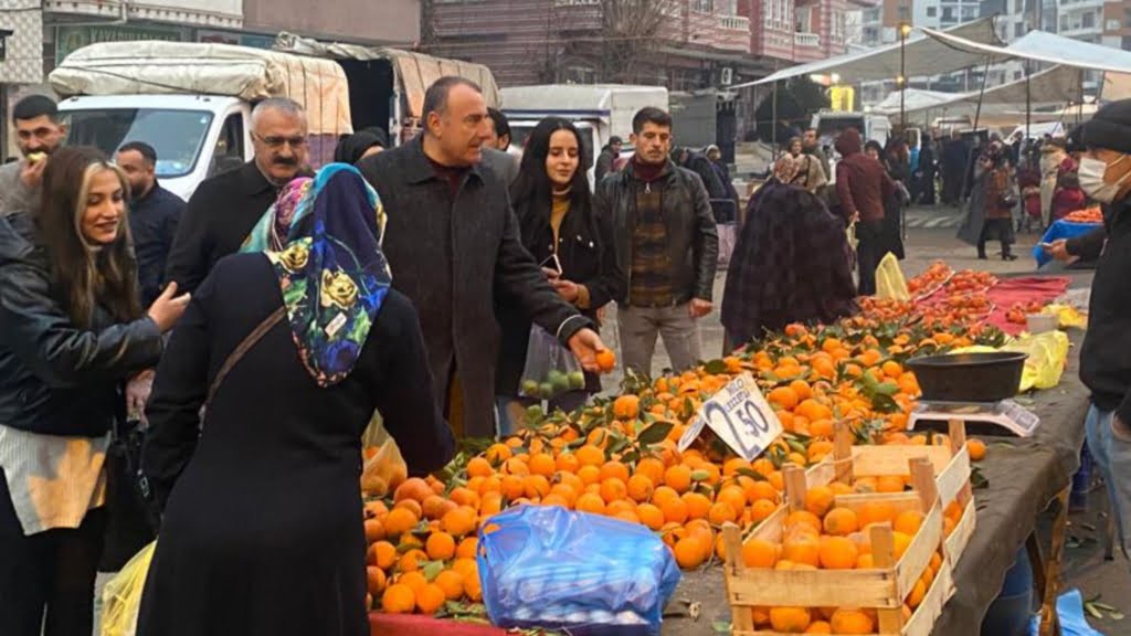CHP'li Yaşar pazarda Batmanlıları dinleyerek sorunlarını meclise taşıyacağını söyledi
