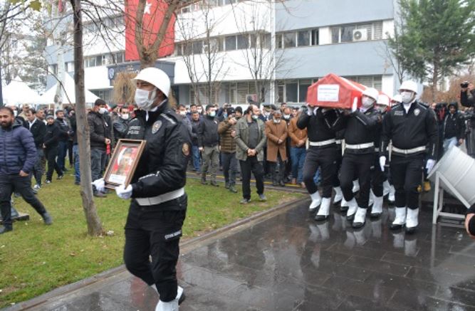 Şehit düşen bekçi gözyaşları ve ağıtlar arasında toprağa verildi